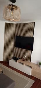 里贝拉Precioso apartamento renovado的客厅的墙上配有电视