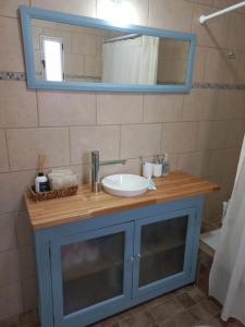 圣胡利安港La Arbolada的一间带水槽和镜子的浴室