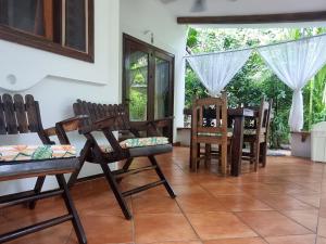 萨玛拉Villas Kalimba的客厅配有木椅和桌子