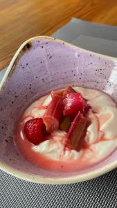斯佩河畔格兰敦Brooklynn Guest House的一大碗带草莓和奶油的甜点