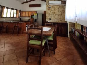 萨玛拉Villas Kalimba的一间厨房,里面配有桌椅
