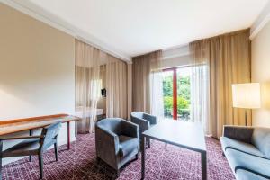 布拉格布拉格NH精选酒店的酒店客房配有桌椅