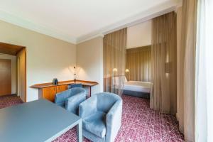 布拉格布拉格NH精选酒店的酒店客房配有桌椅和一张床