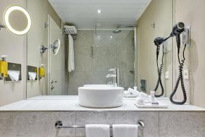 布拉格布拉格NH精选酒店的一间带水槽和淋浴的浴室
