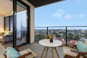 悉尼Redfern One Bedroom Apartment with Views的客厅设有桌子和大窗户