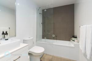 悉尼Redfern One Bedroom Apartment with Views的白色的浴室设有卫生间和淋浴。