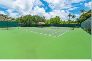 迈阿密Best life entero的网球场,上面有网