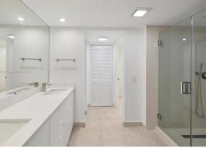 迈阿密Best life entero的白色的浴室设有2个盥洗盆和淋浴。
