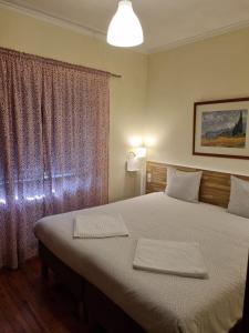 阿尔马达Margarida Guest House - Rooms的一间卧室设有一张大床和一个窗户。