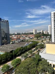 圣保罗Apartamento em São Paulo的享有城市高楼和树木的景致