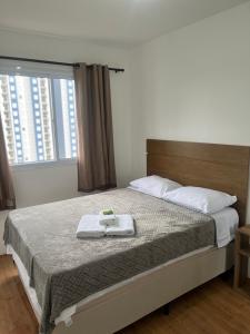 圣保罗Apartamento em São Paulo的一间卧室配有一张床,上面有托盘