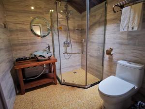 阳朔云舍山宿的带淋浴、卫生间和盥洗盆的浴室