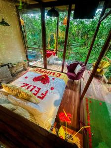 TarquiPuyu Glamping的森林景客房的一张床位