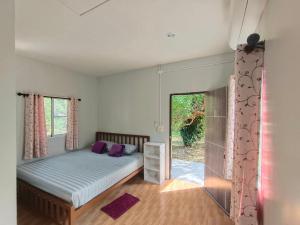 阁帕延岛family resort的一间卧室设有一张床和一个大窗户