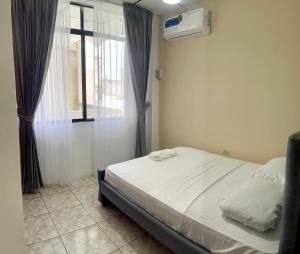 马查拉Moderno, grande, amplia vista, parqueo的一间卧室配有一张床,窗户配有空调