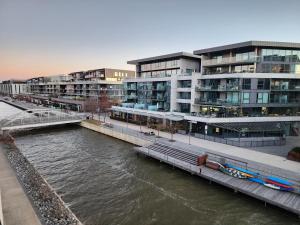 金斯顿Lakefront Views on the foreshore的一座桥旁的建筑物