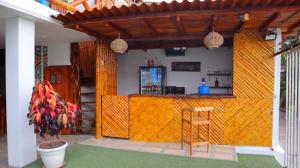 蒙塔尼塔Hotel Sol y Playa Montañita的房屋内的厨房,带有酒吧