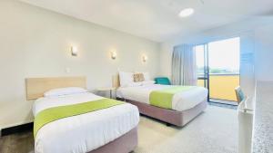 旺阿雷旺加雷贝拉维斯特汽车旅馆的酒店客房设有两张床和窗户。