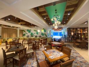 长滩岛长滩热带贝斯特韦斯特酒店的配有木桌和椅子的餐厅