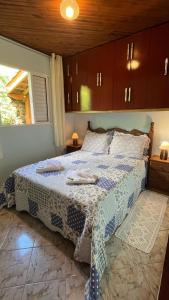 贡萨尔维斯Casa da Roça的一间卧室配有一张带蓝白色毯子的床