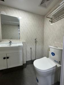 吉隆坡SS Grey Hotel的浴室配有白色卫生间和盥洗盆。