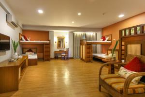 长滩岛长滩热带贝斯特韦斯特酒店的客厅设有双层床