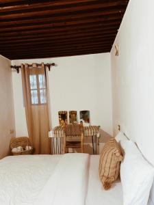 得土安Tarbi'aat Tetaoun 44, 17th century heritage的卧室配有白色的床和桌子