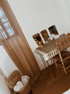 得土安Tarbi'aat Tetaoun 44, 17th century heritage的卧室配有一张床和一张桌子及椅子