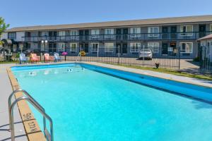 圣凯瑟琳市圣凯瑟琳加拿大最具价值酒店的大楼前的大型游泳池