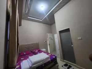 HalanganHomeStay Pandan Baru的一间小卧室,配有一张床和镜子