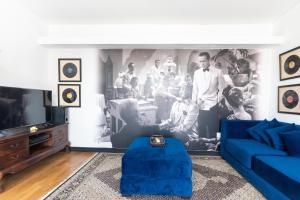 塞米亚克德鲁巴迪之四酒店的客厅配有蓝色的沙发和电视