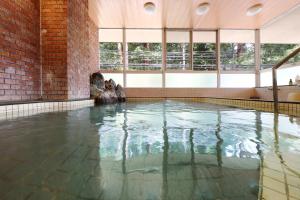 驹根市Suzuranso的窗户间里的一个游泳池