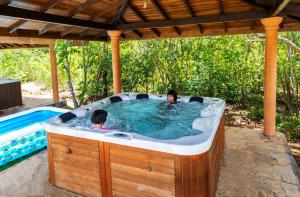 锡吉里亚Sigiriya Forest Edge By Marino Leisure的两人在凉棚下的热水浴池中