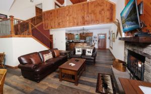 加特林堡Falcons View的客厅配有皮革家具和壁炉