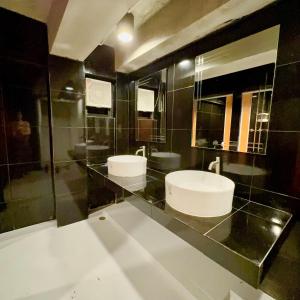 邦空Noc House的浴室设有2个水槽和镜子