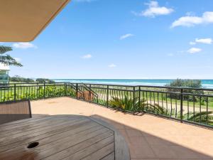 黄金海岸Casa del Rey 1的享有海滩美景的阳台