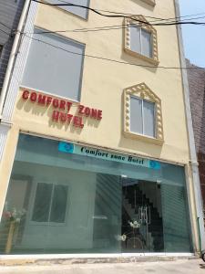 拉合尔Hotel Comfort Zone Lahore的商店前方有读舒适区酒店的标志