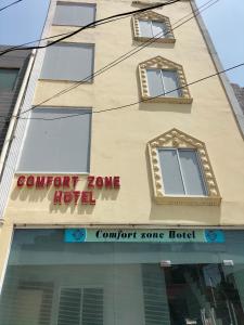 拉合尔Hotel Comfort Zone Lahore的带有舒适区标志的建筑