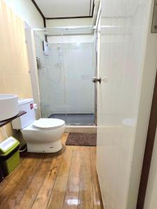 大城Chanida home的一间带卫生间和玻璃淋浴间的浴室