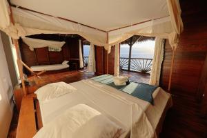 Nosy KombaNosy Komba Lodge的一间带两张床的卧室,享有海景