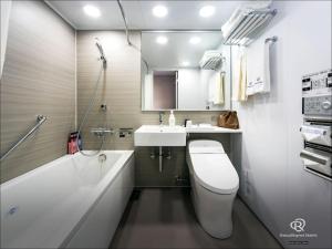 千叶千叶站前大和鲁内酒店的带浴缸、卫生间和盥洗盆的浴室