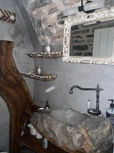 梅斯塔Byzantine Home in the Castle的一间带岩石水槽和镜子的浴室