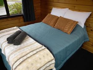 基督城南布赖顿假日公园露营地的一张床上有两个枕头的房间