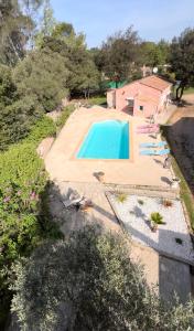 勒托罗纳Villa Conception的享有带躺椅的游泳池的顶部景致