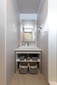 滨松villa vacances hamanako - Vacation STAY 43854v的一间带水槽和镜子的浴室
