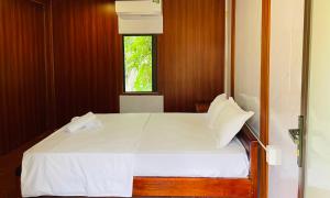 峰牙Huy-Mountainside Homestay的卧室配有白色的床和窗户