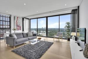 悉尼Stunning Apartment ATC10610的客厅配有沙发和桌子