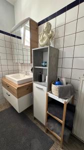 利岑Ferienwohnung Casa Claudia的一间带水槽和台面的小浴室