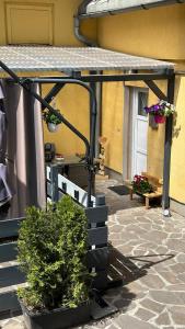 利岑Ferienwohnung Casa Claudia的凉亭,带围栏和一些植物