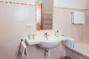 纳兹-夏韦斯Huberhof的白色的浴室设有水槽和镜子